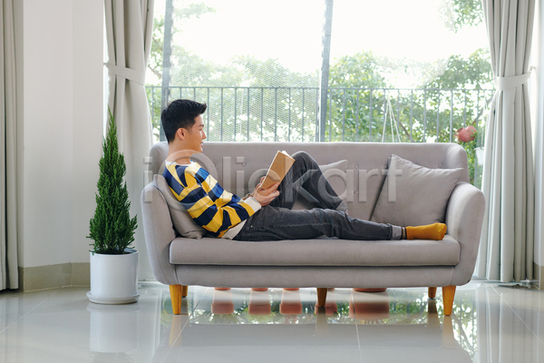 여유 휴식 남자 동양인 성인 성인남자한명만 한명 JPG 옆모습 포토 해외이미지 거실 독서 소파 실내 앉기 앳홈라이프 읽기 전신 집콕 책