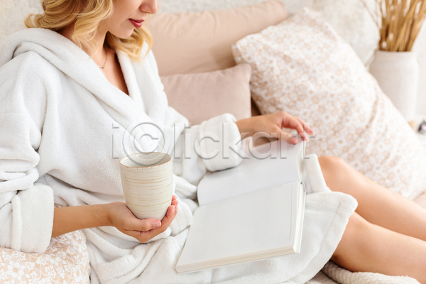 여유 휴식 성인 성인여자한명만 여자 한명 JPG 포토 해외이미지 독서 들기 라이프스타일 목욕가운 상반신 일상 책 침대 커피