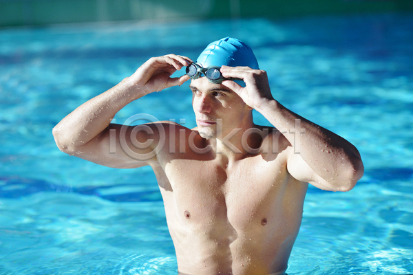 남자 백인 성인 성인남자한명만 한명 JPG 앞모습 포토 해외이미지 물 물안경 상반신 수영선수 수영장 실내 운동 잡기 젖음 파란색