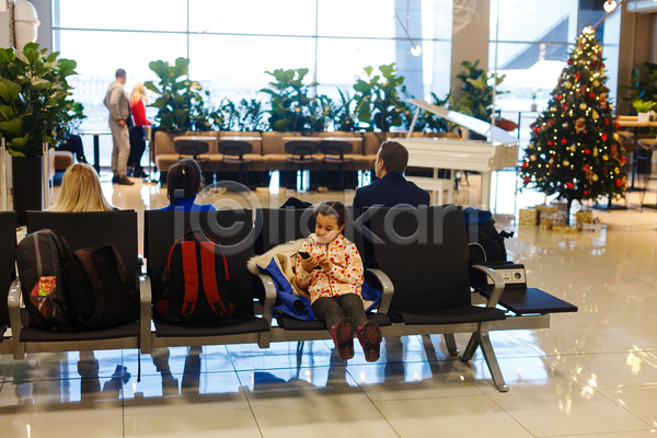 남자 성인 소녀(어린이) 어린이 여러명 여자 JPG 뒷모습 앞모습 포토 해외이미지 공항 공항라운지 대기실 상반신 실내 앉기 전신 크리스마스