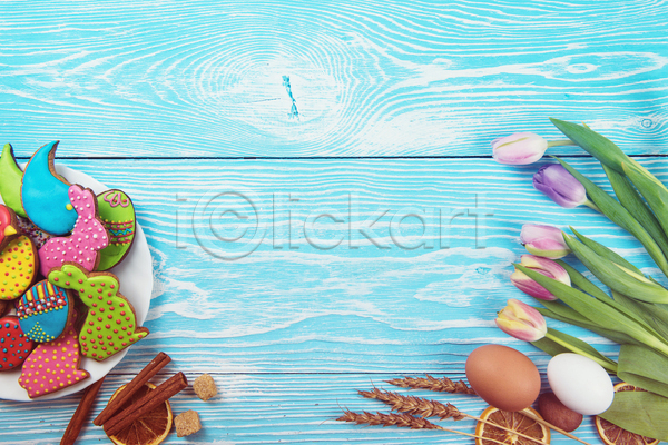 화려 사람없음 JPG 포토 해외이미지 건과일 계란 꽃 나무배경 부활절계란 새모양 스프링클 시나몬 아이싱(설탕크림) 잎 장식 접시 진저쿠키 카피스페이스 토끼모양 파란배경