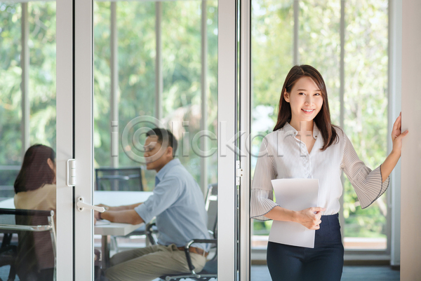 계획 행복 백인 사람 성인 세명 여자 JPG 포토 해외이미지 건물 경영 경영자 대화 동료 문서 방 브레인스토밍 비즈니스 비즈니스맨 비즈니스우먼 사무실 사업가 상담 설명 실내 업무 응시 종업원 직업 직원 직장 탁자 토론 통신 회사 회의