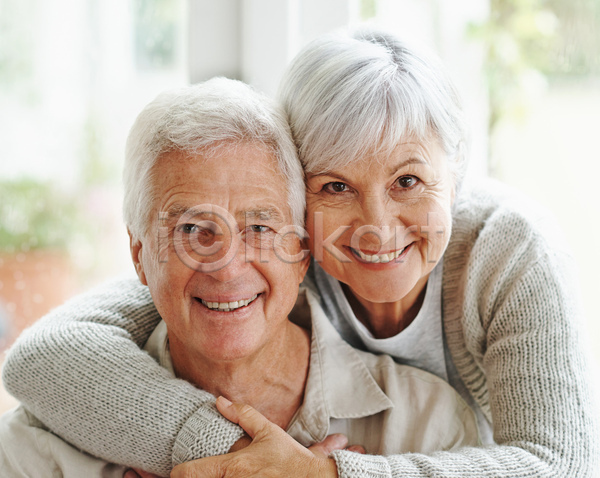 함께함 행복 70대 남자 노년 노인만 두명 여자 JPG 앞모습 포토 해외이미지 남편 노부부 상반신 실내 아내 앉기 응시 커플 포옹