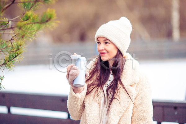 행복 성인 성인여자한명만 여자 한명 JPG 아웃포커스 옆모습 포토 해외이미지 겨울 나뭇가지 들기 라이프스타일 상반신 야외 웃음 주간 텀블러