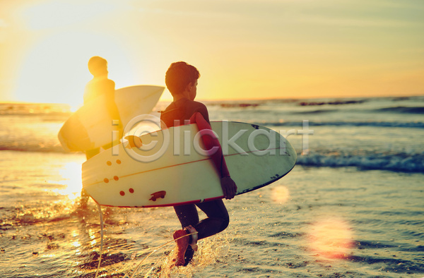 여유 즐거움 함께함 휴식 10대 남자 남자만 두명 백인 소년 어린이 청소년 JPG 뒷모습 포토 해외이미지 갈색머리 달리기 들기 바다 서핑보드 야외 여름(계절) 일몰 전신 주간 하늘 햇빛