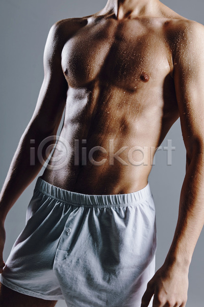 남자 백인 성인 성인남자한명만 한명 JPG 앞모습 포토 해외이미지 근육질 땀 땀흘리기 바디프로필 상반신 실내 포즈 회색배경