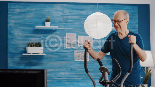 남자 노년 노인남자한명만 한명 JPG 옆모습 포토 해외이미지 건강 상반신 승차 운동 운동기구 자전거 잡기
