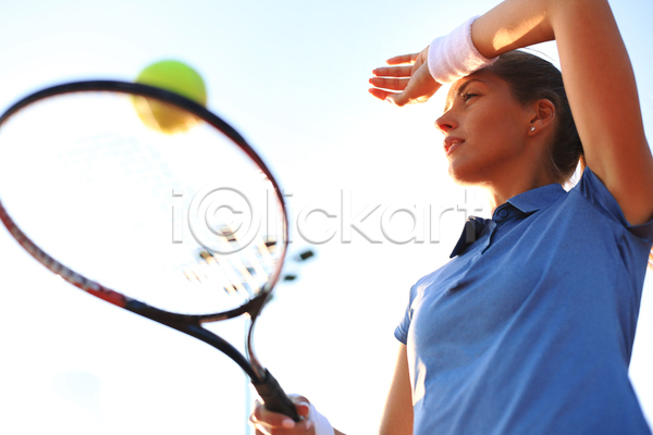 성인 성인여자한명만 여자 한명 JPG 로우앵글 옆모습 포토 해외이미지 가림 들기 상반신 손들기 야외 주간 테니스 테니스공 테니스라켓 테니스선수 하늘