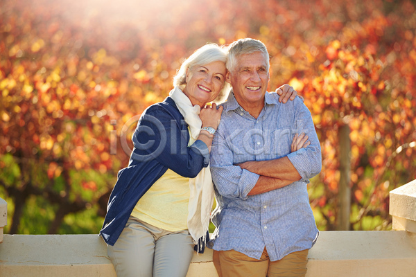 사랑 함께함 행복 남자 노년 노인만 두명 여자 JPG 포토 해외이미지 가을(계절) 기댐 노부부 미소(표정) 아내 야외 어깨에손 응시 커플