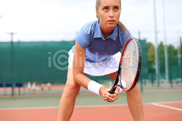 집중 성인 성인여자한명만 여자 한명 JPG 아웃포커스 앞모습 포토 해외이미지 들기 상반신 야외 응시 주간 준비자세 테니스 테니스라켓 테니스선수 테니스장 허리숙이기