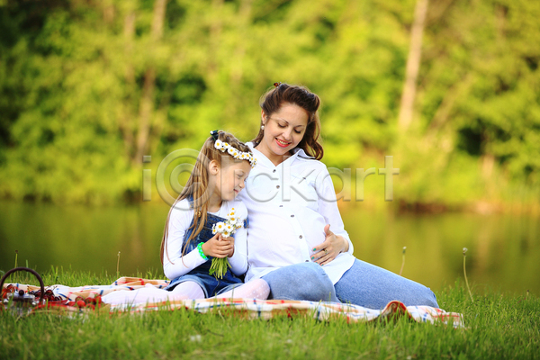 함께함 행복 두명 성인 소녀(어린이) 어린이 여자 JPG 앞모습 포토 해외이미지 공원 딸 라이프스타일 미소(표정) 소풍 앉기 야외 엄마 육아 임산부 전신 주간 커플 화관