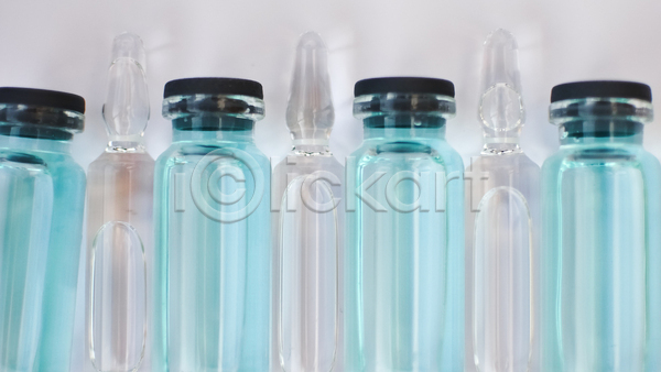 사람없음 JPG 포토 하이앵글 해외이미지 바이알 백신 스튜디오촬영 액체 예방접종 오브젝트 유리병 투명 하늘색