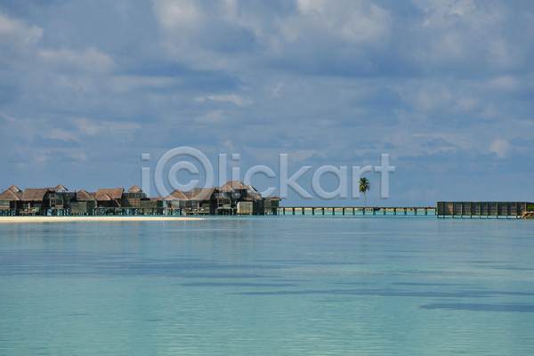 사람없음 JPG 포토 해외이미지 구름(자연) 바다 수상가옥 야외 야자수 여름(계절) 여름풍경 주간 하늘 휴양지