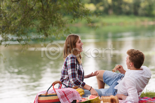 함께함 행복 휴식 남자 두명 성인 성인만 여자 JPG 옆모습 포토 해외이미지 강 공원 눕기 돗자리 라이프스타일 소풍 소풍바구니 앉기 야외 전신 주간 커플