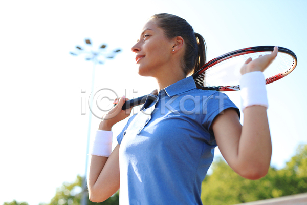 성인 성인여자한명만 여자 한명 JPG 아웃포커스 옆모습 포토 해외이미지 들기 상반신 야외 주간 테니스 테니스라켓 테니스선수 하늘