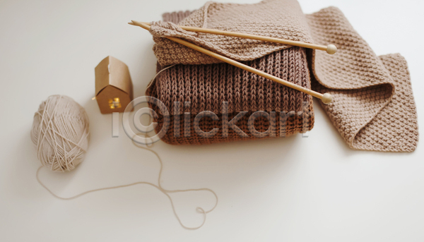 따뜻함 사람없음 JPG 포토 해외이미지 뜨개질 목도리 실내 실타래 집모양 털실 흰배경
