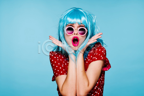 성인 성인여자한명만 여자 한명 JPG 앞모습 포토 해외이미지 가발 꽃받침 상반신 선글라스 입벌림 하늘색 힙스터