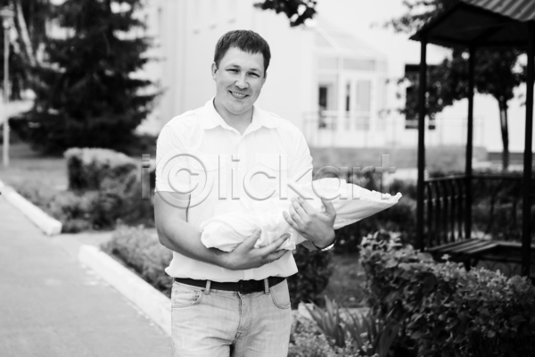 남자 두명 성인 아기 JPG 아웃포커스 앞모습 포토 해외이미지 흑백 상반신 아빠 안기 야외 웃음 육아대디 주간