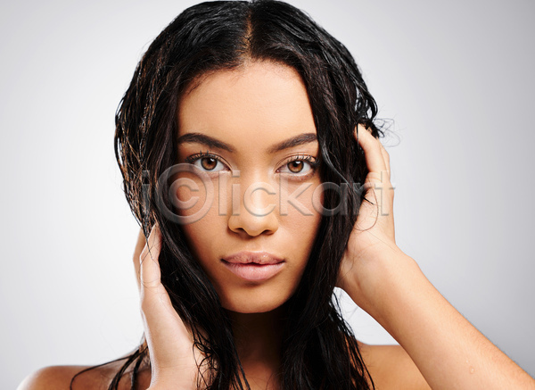우아함 성인 성인여자한명만 여자 한명 JPG 앞모습 포토 해외이미지 머리카락 모델 백그라운드 뷰티 상반신 응시 잡기 젖음 카피스페이스 피부