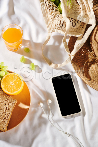 사람없음 JPG 포토 하이앵글 해외이미지 나무받침 네트백 단면 담기 리본 밀짚모자 빛 스마트폰 식빵 실내 오렌지 오렌지주스 이어폰 잔 천(직물) 청포도 흰배경