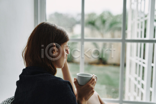 스트레스 좌절 성인 성인여자한명만 여자 한명 JPG 옆모습 포토 해외이미지 들기 상반신 앉기 응시 창문 커피잔