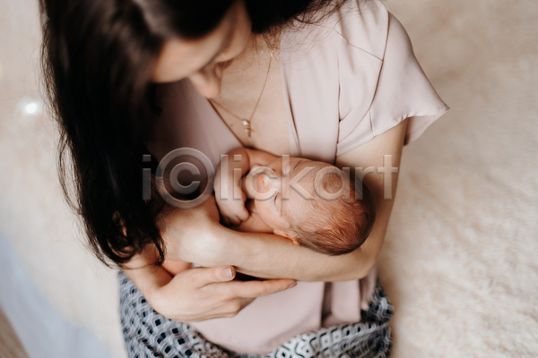 다정 사랑 두명 성인 아기 여자 JPG 앞모습 포토 해외이미지 모성애 상반신 신생아 실내 안기 엄마 자녀