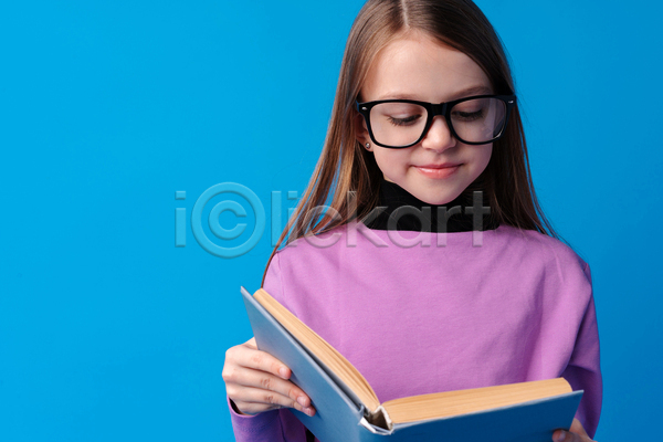 소녀(어린이) 소녀한명만 어린이 여자 한명 JPG 앞모습 포토 해외이미지 독서 들기 미소(표정) 상반신 실내 안경낌 책 파란배경