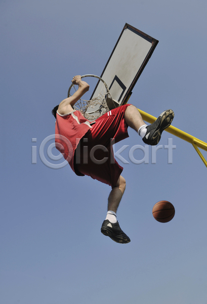 청춘(젊음) 남자 성인 성인남자한명만 한명 JPG 로우앵글 포토 해외이미지 농구 농구공 농구대 덩크슛 야외 전신 점프 주간 하늘