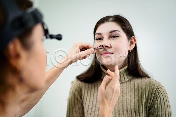 분석 두명 백인 사람 여자 JPG 포토 해외이미지 건강 건강관리 검사(조사) 기구 돌봄 병원 사무실 시험 알레르기 약 응시 의사 장비 직업 질병 치료 컨설턴트 코 헬프 환자