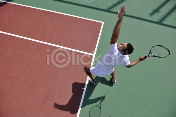 남자 성인 성인남자한명만 한명 JPG 뒷모습 포토 하이앵글 해외이미지 그림자 들기 서기 손뻗기 야외 올려보기 전신 주간 테니스 테니스라켓 테니스선수 테니스장