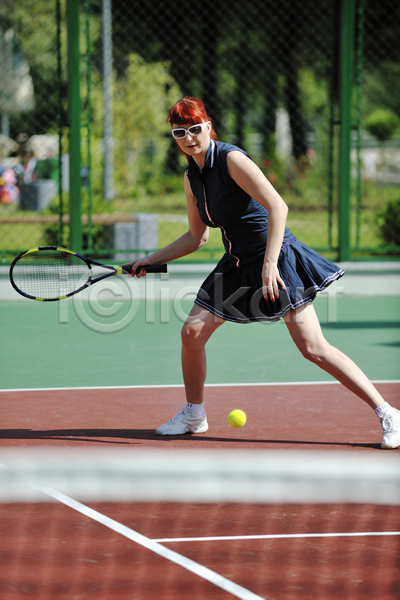 성인 성인여자한명만 여자 한명 JPG 소프트포커스 아웃포커스 옆모습 포토 해외이미지 네트 들기 서기 선글라스 야외 전신 주간 테니스 테니스라켓 테니스선수 테니스장