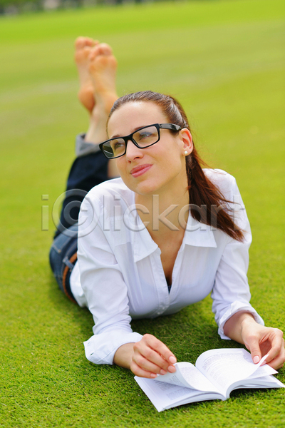 여유 성인 성인여자한명만 여자 한명 JPG 앞모습 포토 해외이미지 독서 맨발 안경 엎드리기 자연 잔디 전신 책