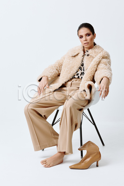 우아함 성인 성인여자한명만 여자 한명 JPG 앞모습 포토 해외이미지 가을(계절) 모델 모피코트 스타일링 신발 실내 앉기 앵클부츠 와이드팬츠 의자 전신 코트 패션