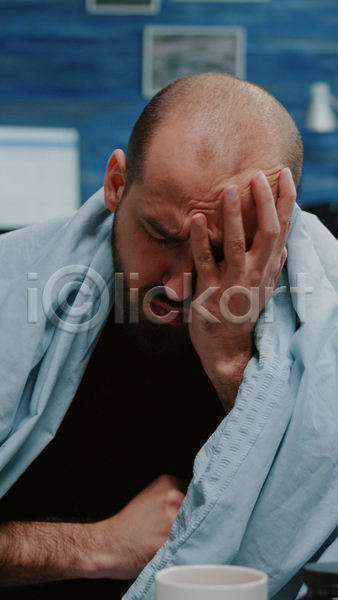 고통 추위 피곤 남자 사람 성인 성인남자한명만 한명 JPG 포토 해외이미지 감기(질병) 담요 덮기 두통 상반신 손짚기 실내 열 증상 질병 찡그림 컵
