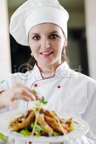 성인 성인여자한명만 여자 한명 JPG 앞모습 포토 해외이미지 들기 상반신 샐러드 실내 요리 요리사 잡기 주방