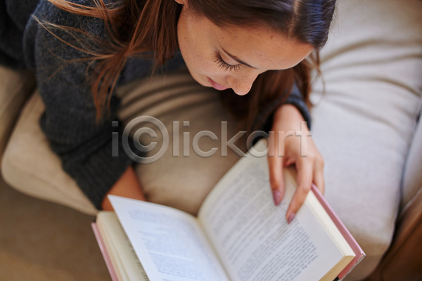 여유 집중 휴식 백인 성인 성인여자한명만 여자 한명 JPG 앞모습 포토 해외이미지 독서 들기 상반신 실내 앳홈라이프 집콕 책