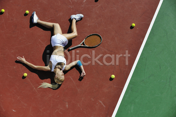 성인 성인여자한명만 여자 한명 JPG 옆모습 포토 해외이미지 눈감음 눕기 야외 전신 주간 테니스 테니스공 테니스라켓 테니스선수 테니스장