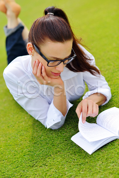 여유 성인 성인여자한명만 여자 한명 JPG 옆모습 포토 해외이미지 독서 맨발 안경 엎드리기 자연 잔디 전신 책 턱괴기
