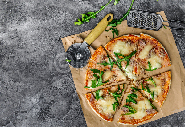 사람없음 JPG 포토 해외이미지 그레이터 루꼴라 모짜렐라치즈 버섯 수제피자 참치 피자 피자칼 핸드메이드