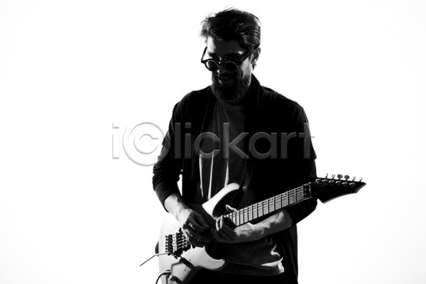 남자 성인 성인남자한명만 한명 JPG 앞모습 포토 해외이미지 흑백 기타 기타리스트 락스타 로큰롤 매기 밴드(음악) 상반신 선글라스 연주
