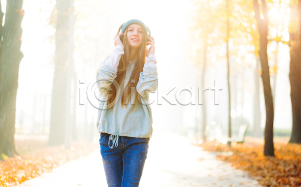 10대 십대여자한명만 여자 청소년 한명 JPG 앞모습 포토 해외이미지 가을(계절) 걷기 낙엽 단풍 상반신 야외 음악감상 주간 헤드셋