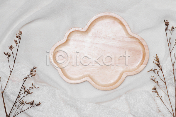 사람없음 JPG 포토 해외이미지 구름모양 나무쟁반 나뭇가지 목재 실내 오브젝트 천(직물) 흰배경