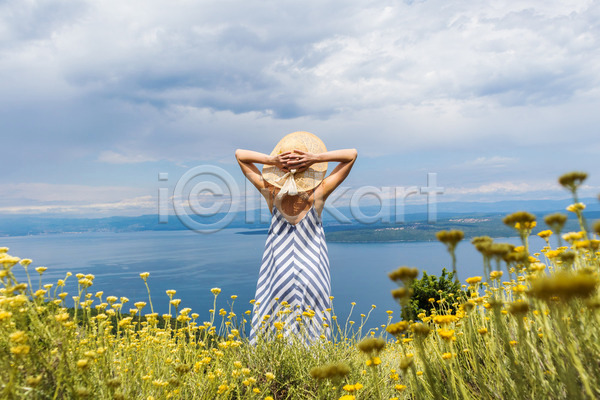 성인 성인여자한명만 여자 한명 JPG 뒷모습 소프트포커스 포토 해외이미지 구름(자연) 봄 상반신 야외 주간 풍경(경치) 하늘