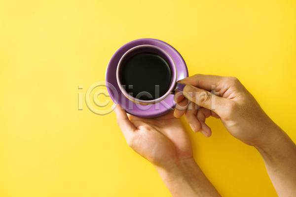 티타임 신체부위 JPG 포토 하이앵글 해외이미지 노란배경 들기 손 실내 잡기 커피 커피잔