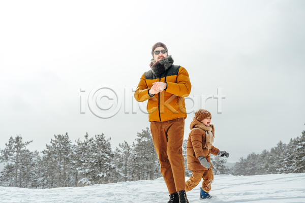남자 남자만 두명 백인 성인 소년 어린이 JPG 앞모습 옆모습 포토 해외이미지 걷기 겨울 눈덮임 부자(아빠와아들) 숲 아들 아빠 야외 응시 전신 주간