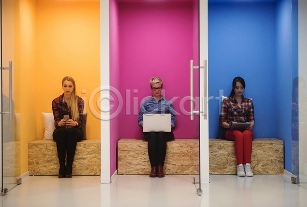 성인 성인여자만 세명 여자 JPG 포토 해외이미지 노트북 들기 벽 비즈니스우먼 사무실 스마트폰 앉기 업무 전신 타이핑 태블릿