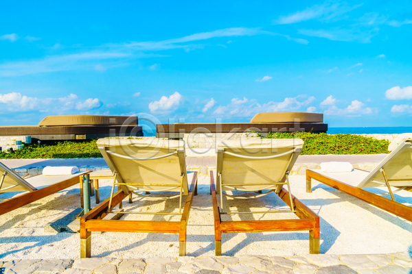 휴식 사람없음 JPG 포토 해외이미지 맑음 모래 바다 여름(계절) 여행 우산 의자 태양 파라다이스 파란색 하늘 휴가 휴게실