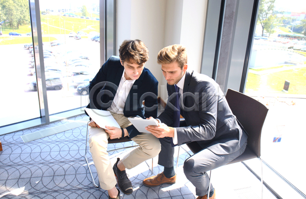 20대 남자 두명 백인 성인 성인남자만 JPG 앞모습 옆모습 포토 해외이미지 보여주기 비즈니스 사무실 실내 앉기 응시 전신 태블릿 회의