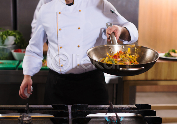 남자 성인 성인남자한명만 한명 JPG 앞모습 포토 해외이미지 들기 상반신 실내 요리 요리사 웍 음식 주방