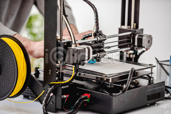 신체부위 JPG 포토 해외이미지 3D프린터 4차산업 과학기술 기술자 만들기 상반신 손 실내 인공 작업 제조